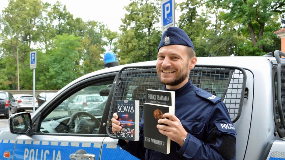 St. sierż Aleksander Sowa pracuje w policji. Od 20 lat pisze też książki.
