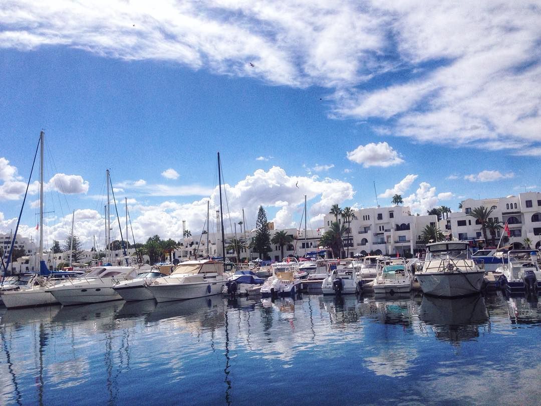 Port el Kantaoui nieopodal Sousse z tradycyjną biało-niebieską zabudową 
