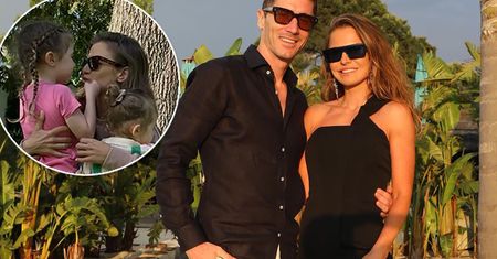 Klara Lewandowska w balowej sukience i rozpuszczonych włosach, słodka Laura, eleganccy Ania i Robert. Tak rodzina kończy wakacje