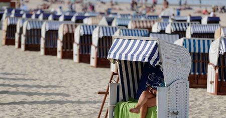 "Wakacje w sezonie? Nie dziękuję". Na urlop lecą w październiku