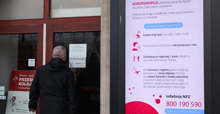 Koronawirus w Polsce. Restauracje walczą o przetrwanie. "Z kelnerów zrobiliśmy dostawców"
