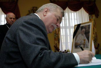 Lech Wałęsa wpisał się do księgi kondolencyjnej