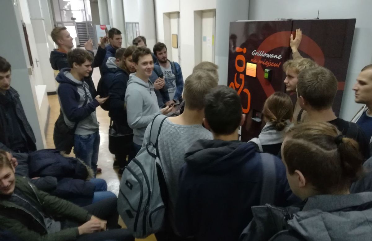 Tą maszyną studenci Politechniki Warszawskiej odkryli żyłę złota. Kebab z automatu