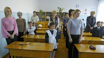 Uczniowie i towarzyszący im rodzice w jednej ze szkół w Biesłanie