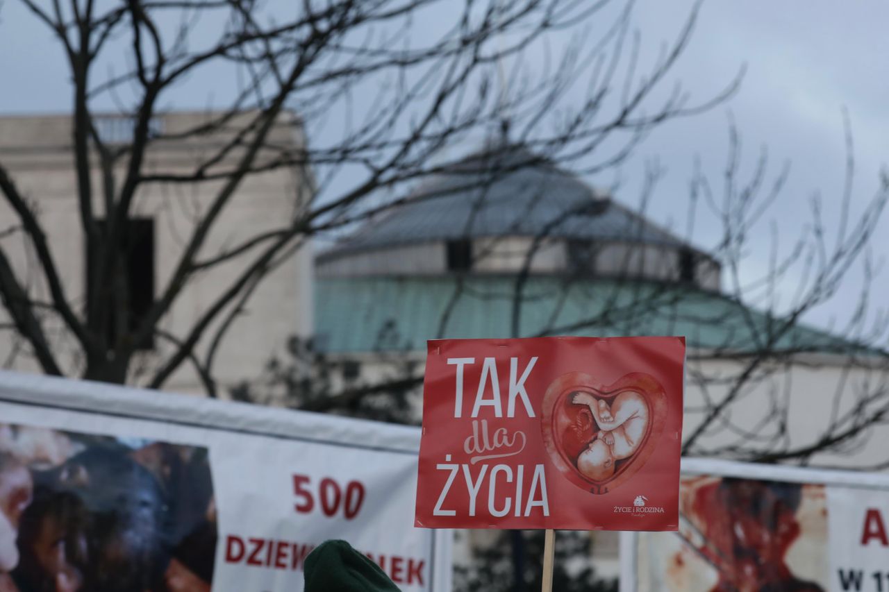 Komisja sprawiedliwości poparła całkowity zakaz aborcji. Kontrowersje wokół przebiegu obrad