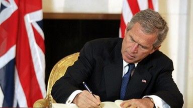 Prezydent Bush wpisuje się do księgi kondolencyjnej