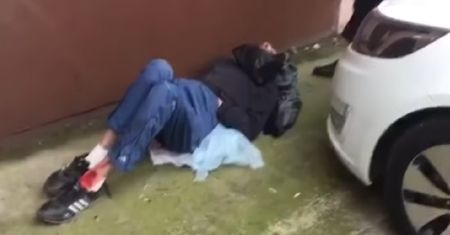 Bezlitosne pielęgniarki pozbyły się pacjenta. Wyrzuciły kalekę pod mur