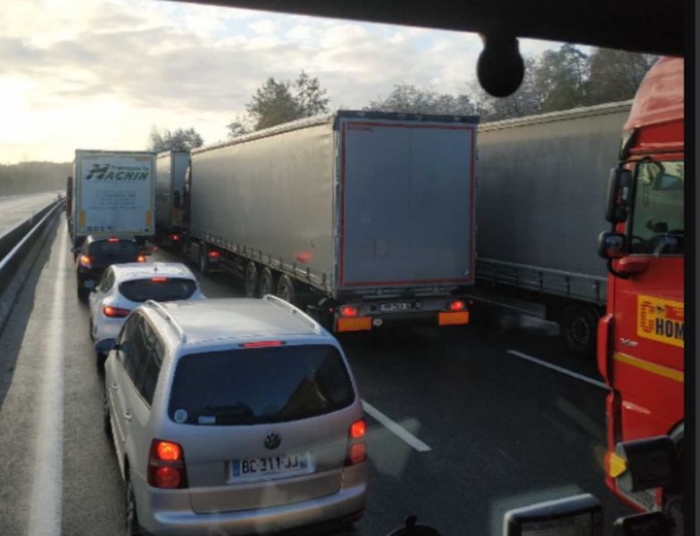 Zablokowane drogi we Francji powodują potężne straty firm transportowych z Polski. 