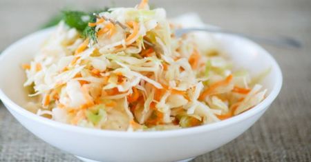 Chrupiąca surówka jak z chińskiej restauracji. Kucharze dodają do niej jeden istotny składnik
