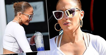 Jennifer Lopez cała w bieli. Wielki dekolt i imponujące pośladki były na pierwszym planie