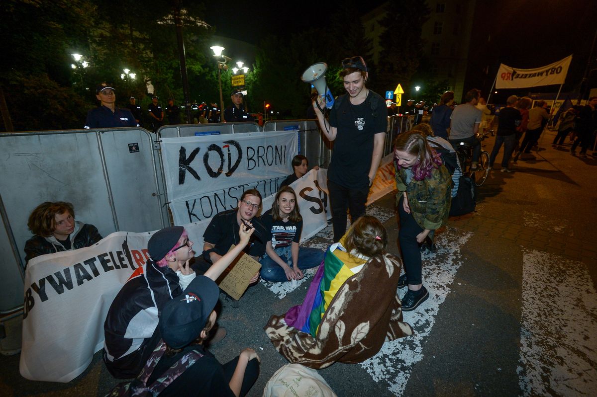 Nocne protesty przed Sejmem. Część demonstrantów została