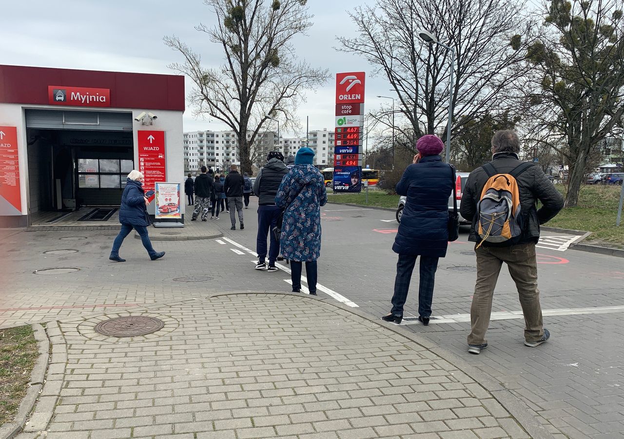 Koronawirus. Orlen "zalał" kraj płynem do dezynfekcji, ale to ciągle mało