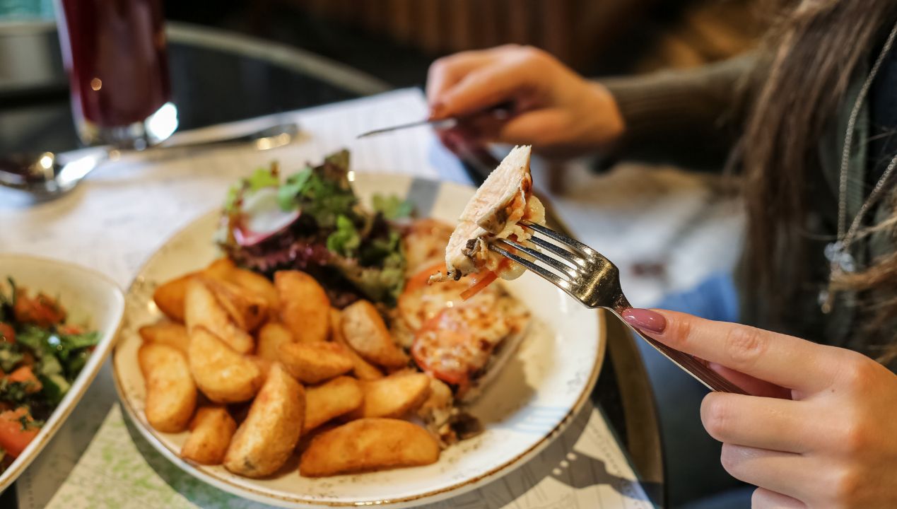 Oto dania, których lepiej nie zamawiać w restauracji. Powody znają szefowie kuchni