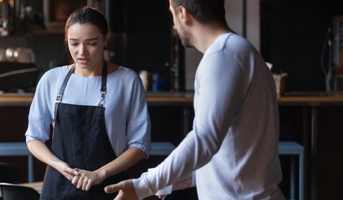 Właściciel restauracji narzeka na młodych ludzi. Zarzuca im coś strasznego