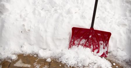 Za upadek na nieodśnieżonym chodniku domagaj się odszkodowania