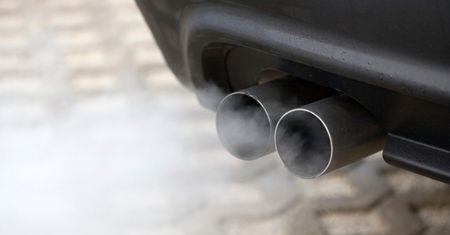 Poznaj auto po spalinach - Zobacz, co oznacza kolor dymu?