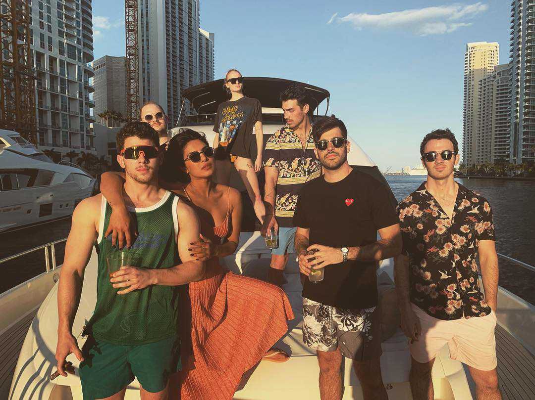 Nick Jonas kamufluje brzuch luźnymi koszulkami