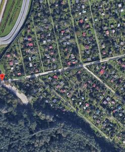 Warszawa. Na działkach znaleziono noworodka w reklamówce. Dziewczynka żyje