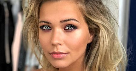 Sandra Kubicka w Hiszpanii. W turkusowym kostiumie wygina się na plaży