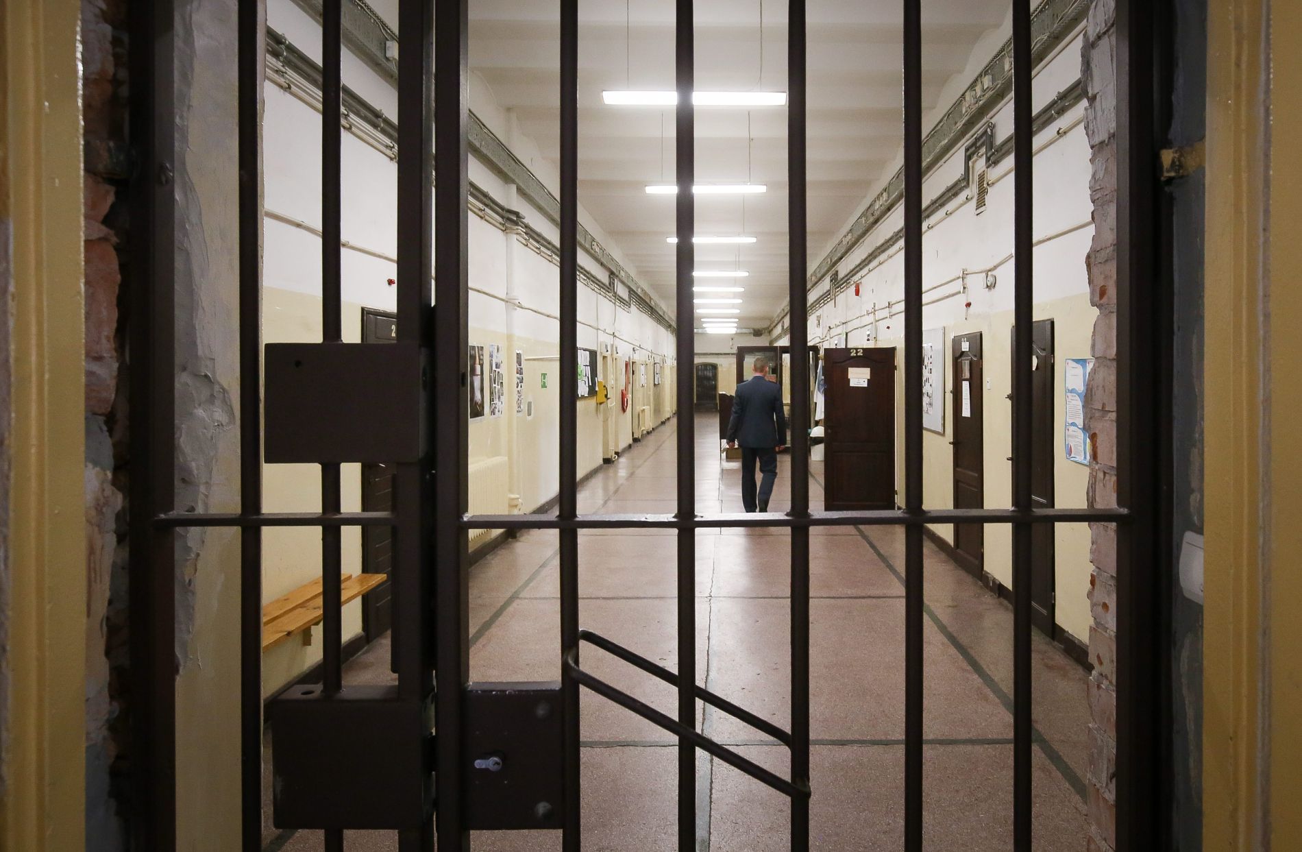 Podejrzany o uduszenie swojej partnerki i jej dziecka odsiadywał 15-letni wyrok za zabójstwo. W ciągu ostatnich dwóch lat aż 92 razy wychodził na przepustkę