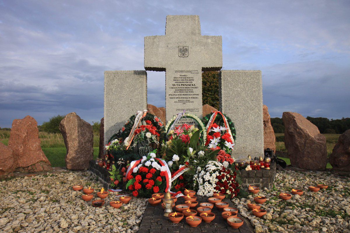 Morawiecki: jesteśmy winni pamięć ofiarom ludobójstwa w Hucie Pieniackiej. Zginęli z rąk sąsiadów, bo byli Polakami