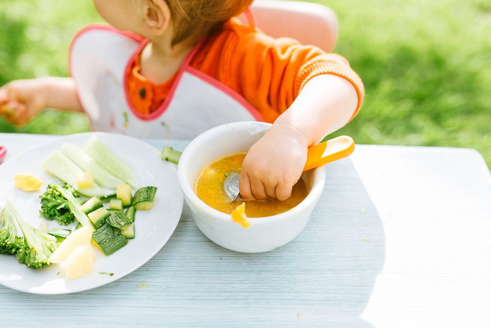 Czym jest schemat żywienia niemowląt i co warto wiedzieć, planując rozszerzanie diety niemowlaka?