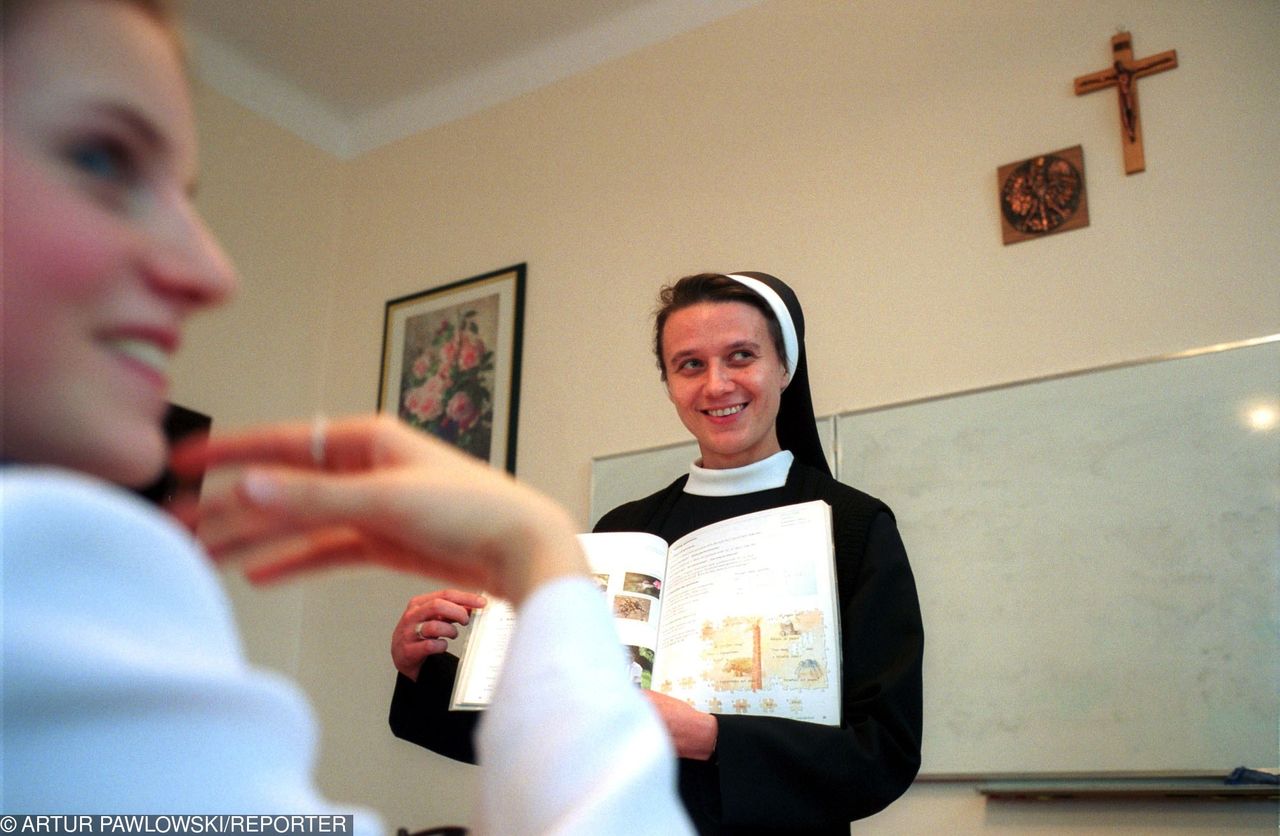 Za drzwiami szkoły katolickiej. "W szkole panuje większa dyscyplina, są wspólne modlitwy, ale to żadna sekta", mówi mama gimnazjalisty