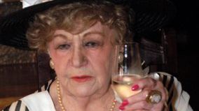 Za VIII Festiwał Gwiazd wznosi toast Hanka Bielicka