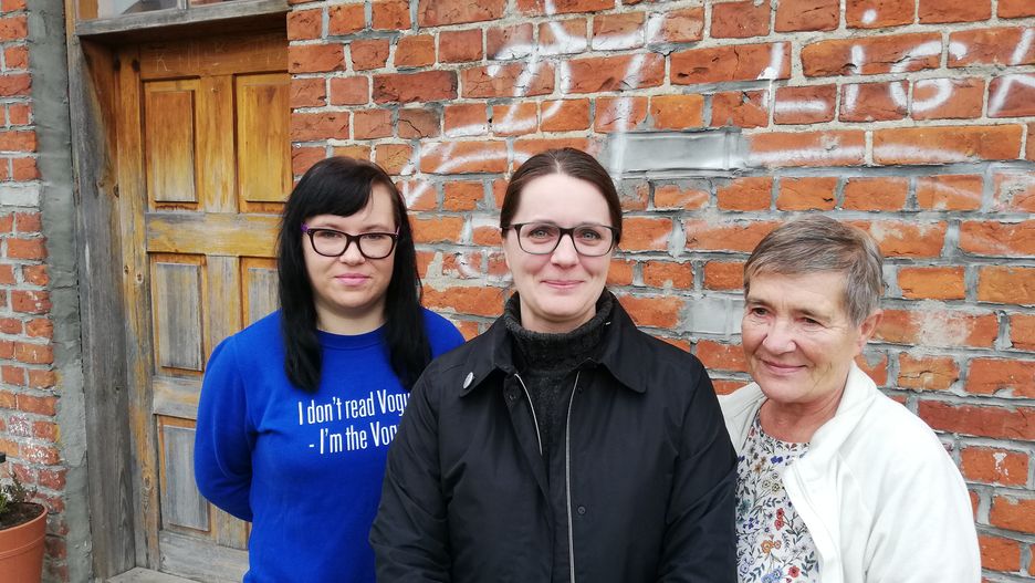 Anita Czarniecka (w środku) z panią Elżbietą i jej córką Dorotą 