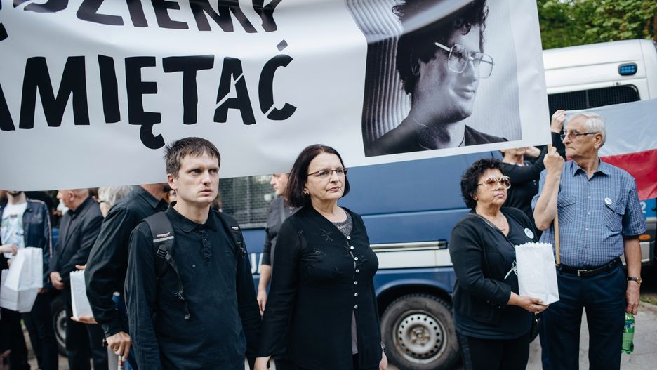 Małgorzata Rybicka z synem na proteście przeciw przymusowej ekshumacji ciała jej męża Arkadiusza Arama Rybickiego. ETPCz przyznał jej rację - ekshumacja złamała prawa człowieka.