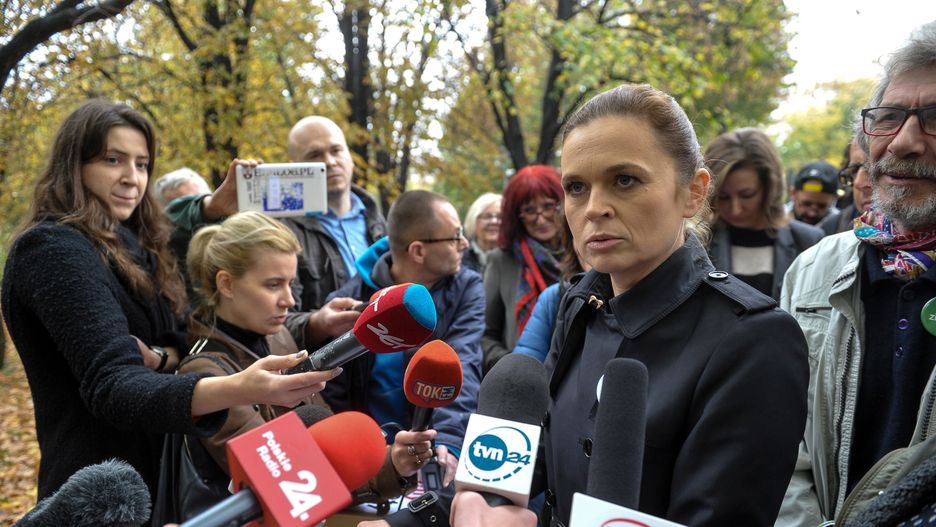 Barbara Nowacka na konferencji przed Sejmem