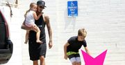 David Beckham i jego dzieci wyprowadzają psa na spacer! Zobaczcie tylko minę tego buldoga. Chyba nie lubi paparazzi :-)