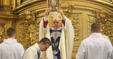 Kielecki biskup wymienia zakazane w kościele piosenki. Oto jego propozycje