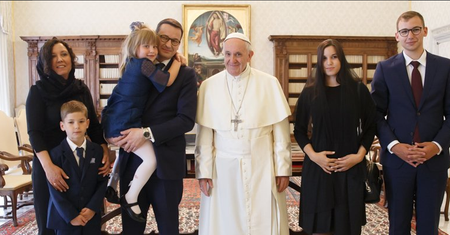 Mateusz Morawiecki z rodziną u papieża Franciszka. Pierwsze takie spotkanie premiera