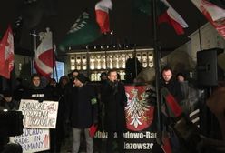 Manifestacje przed Pałacem Prezydenckim. Naprzeciwko siebie narodowcy i Obywatele RP