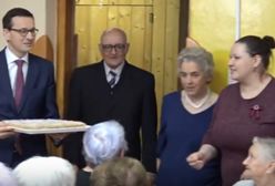Morawiecki zasiadł do stołu z seniorami. Premier przyniósł ciasto