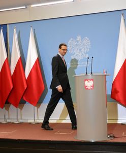 Szereg biało-czerwonych flag za premierem Morawieckim. A gdzie flagi UE?