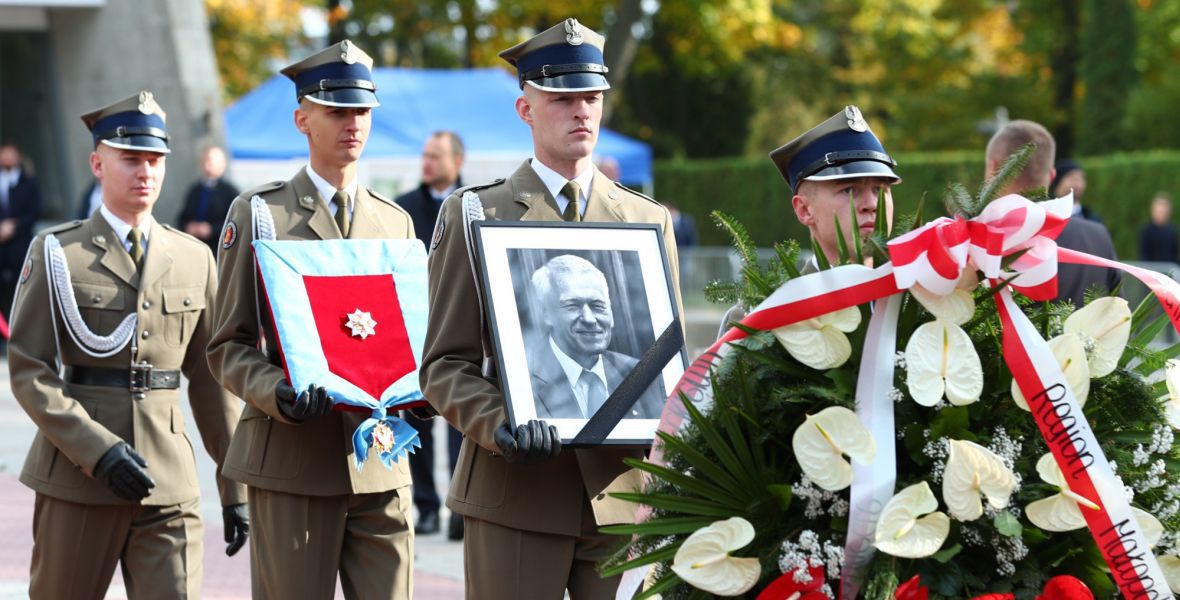Pogrzeb Kornela Morawieckiego. Premier przyznaje, że po śmierci ojca kilka razy zdarzyło mu się chwycić za telefon i wybrać jego numer. 