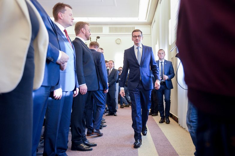 Premier Morawiecki będzie miał w budżecie więcej pieniędzy dzięki niższym kosztom obsługi długu