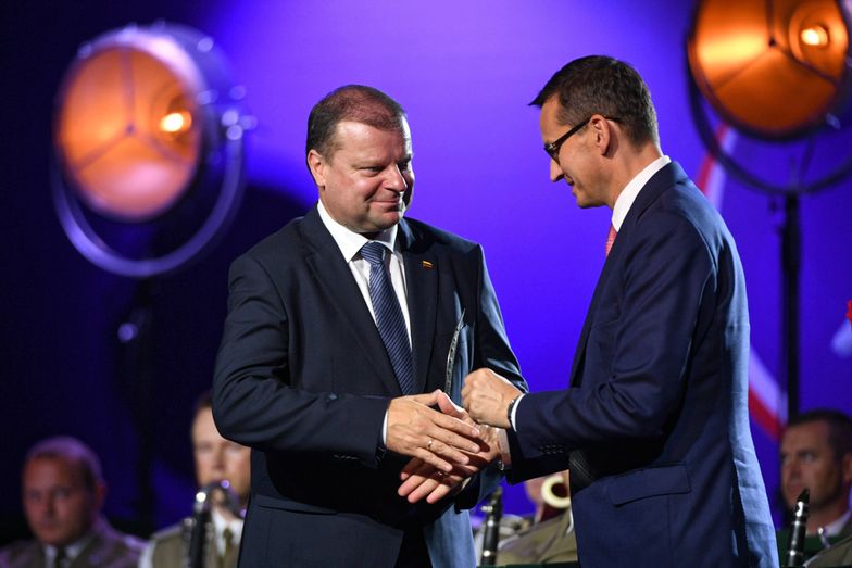 W 2018 r. premier Mateusz Morawiecki wręczał nagrodę szefowi litewskiego rządu Sauliusowi Skvernelisowi.