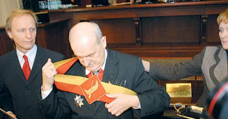 Prezydent zaprzysiężony, na sztandar, z szarfą i czapką...