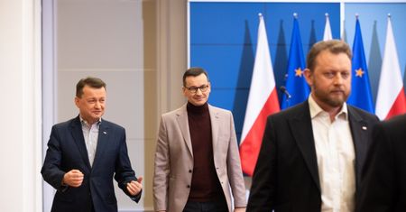 Mateusz Morawiecki w bordowym golfie. Takiego premiera nie widzieliśmy