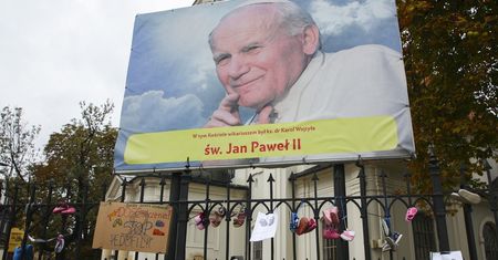 Jan Paweł II wiedział o pedofilii w Kościele. Mógł ukręcić łeb tej hydrze. Dlaczego tego nie zrobił?