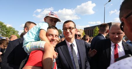 Mateusz Morawiecki ruszył PiS-busem w Polskę. Założył też konto na Facebooku