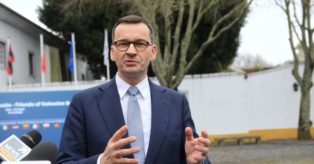 Premier chce ograniczać wydatki na biurokrację. Ale to niewiele da