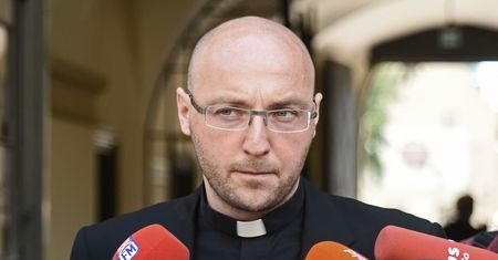 "Tylko nie mów nikomu". Ruszy fundusz kościelny wspierający ofiary? "Biskupi już o tym rozmawiają"