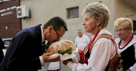 Rolnik kupi więcej taniego paliwa. Kancelaria Premiera chwali się miliardem dotacji