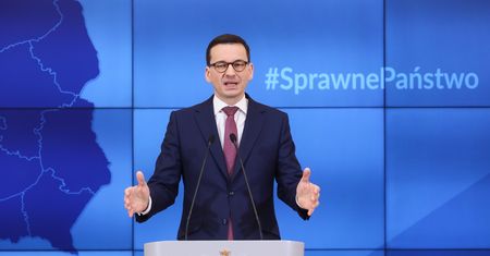 "Hipokryzja, obłuda, fałsz". Ostra reakcja na zapowiedź Morawieckiego