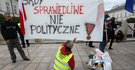 "Ja bym kazał strzelać do tego bydła". Za te słowa naukowiec został ukarany