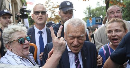"Będziesz siedział", "hańba". Incydent pod Sejmem z udziałem Kornela Morawieckiego. Wkroczyła policja